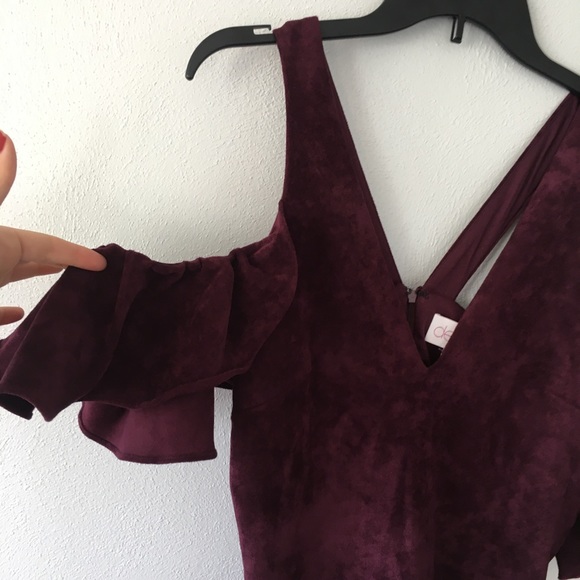 Devlin | NWT wine ruffle cold shoulder dress - Picture 5 of 9